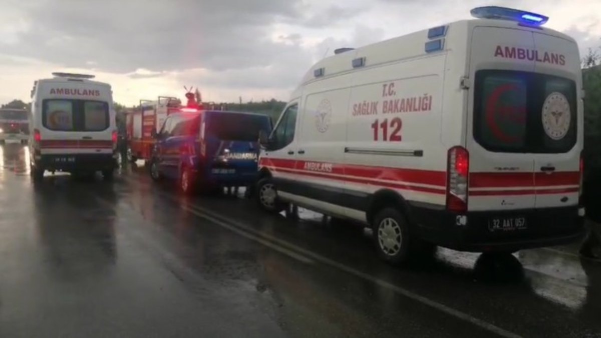 Isparta’da tur minibüsü şarampole yuvarlandı: Çok sayıda ölü ve yaralı var