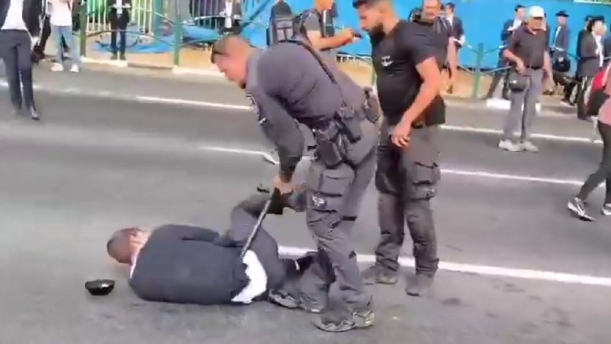 İsrail polisinden Haredi Yahudilere tekme tokat müdahale