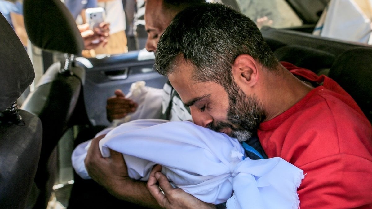 İsrail’in Gazze’de mülteci kampına düzenlediği saldırıda 3 kişi hayatını kaybetti