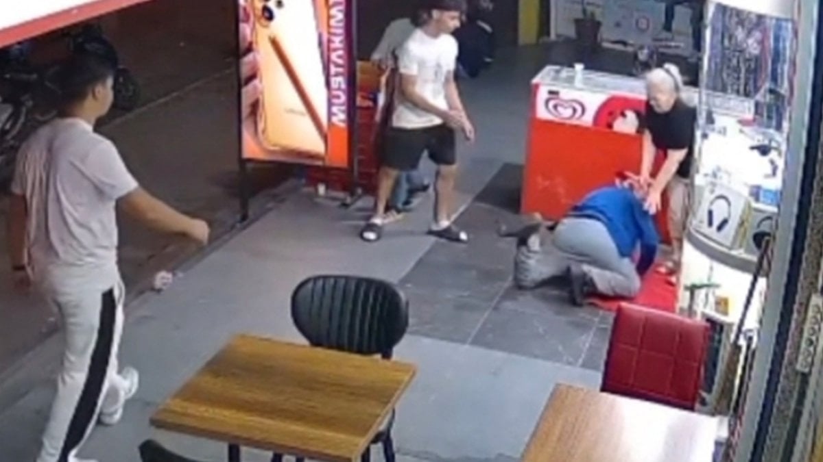 İstanbul Esenyurt’ta kadına bıçak çeken şahıs yere düştü