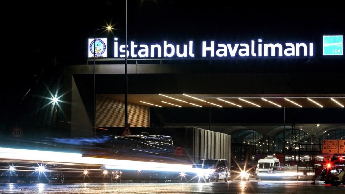 İstanbul Havalimanı’ndaki hanutçuluk operasyonunda gözaltına alınan 21 şüpheli adliyeye sevk edildi