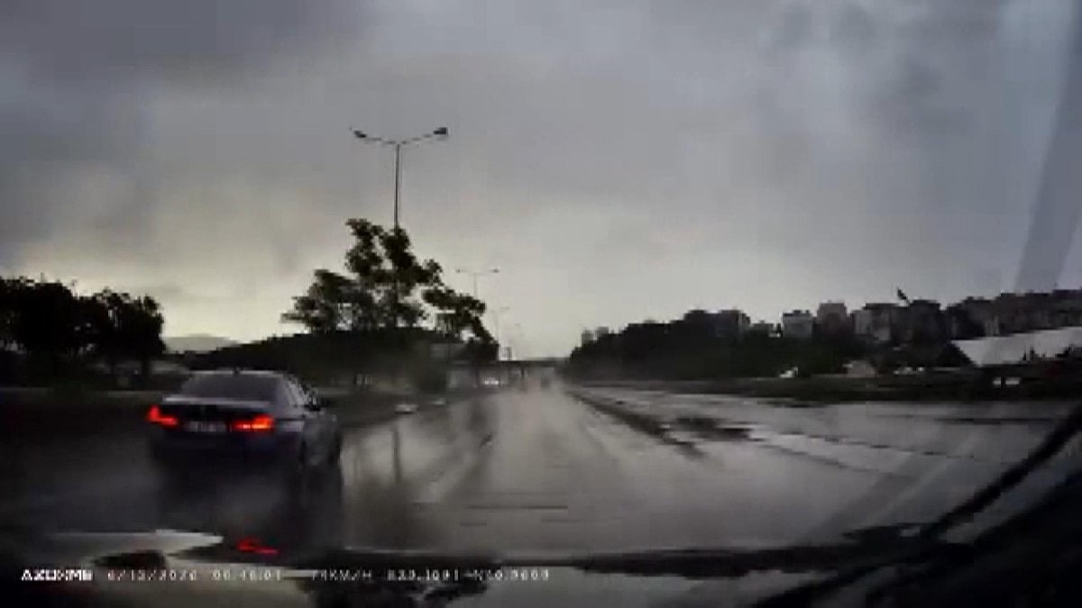 İstanbul’da otomobilin kayganlaşan yolda bariyere çarptığı anlar kamerada