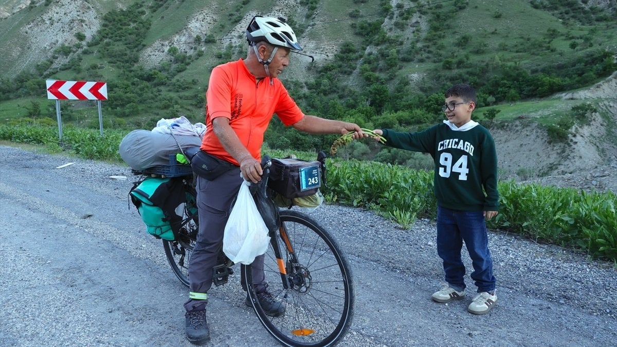 İzmirli emekli öğretmen, 33 günde 80 ili bisikletle geçti