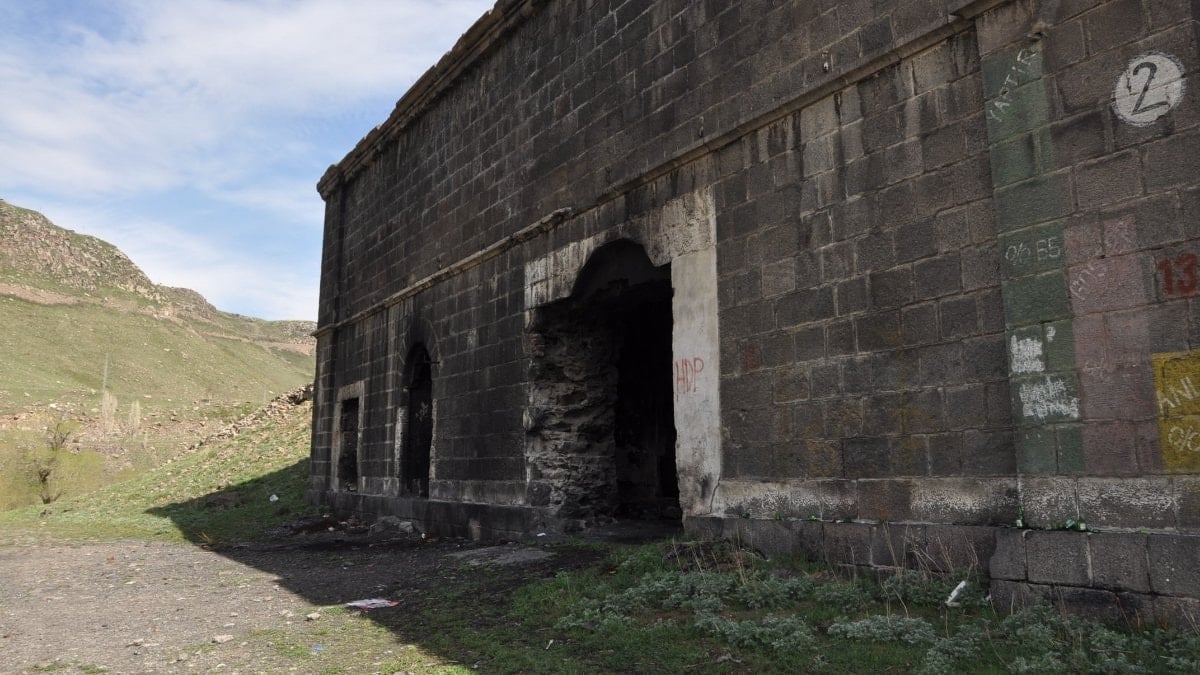 Kars’ta tarihi tabyalar yok oluyor: Hayvan barınağına dönüştü