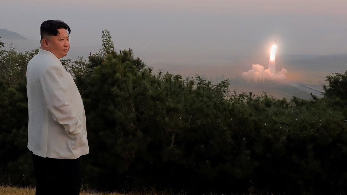 Kim Jong-un yeni silahların test edilmesini izledi