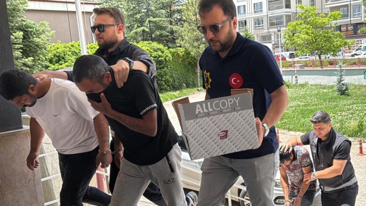 Konya’da otomobilin vites körüğünde uyuşturucu sevkiyatı: 2 tutuklama