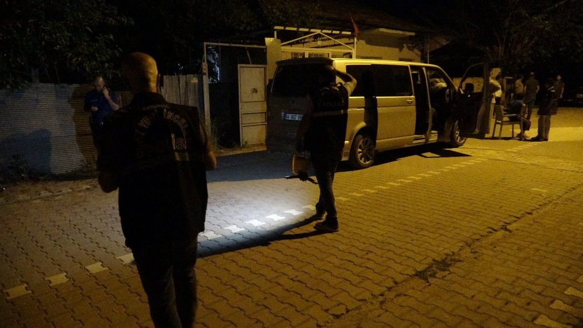 Malatya’da iki oğluyla gittiği ev baskınında bıçaklandı