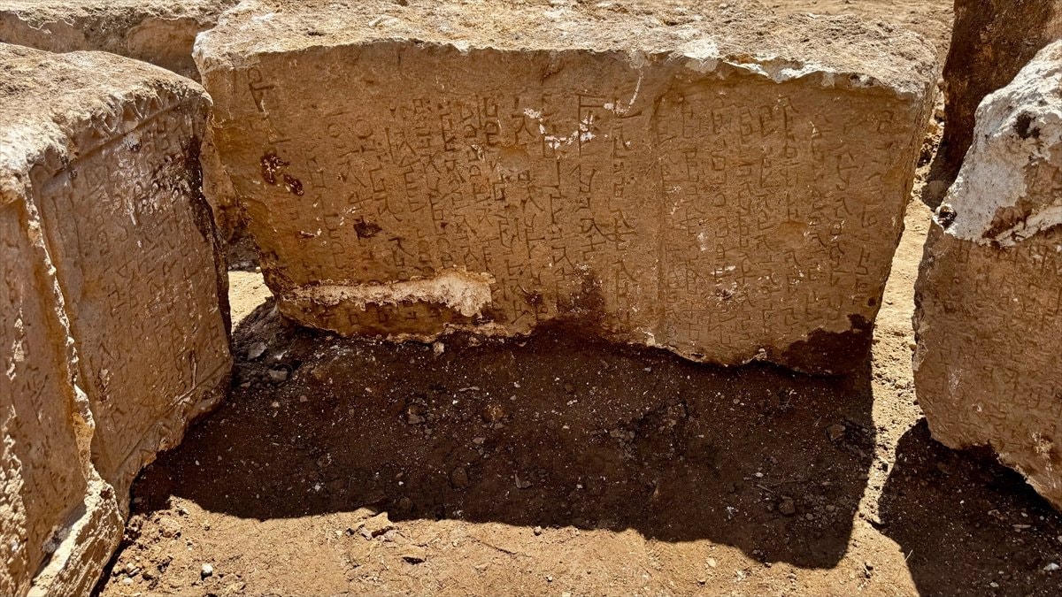 Mardin’de yol çalışmasında 722 yılına ait Süryanice yazıtlar bulundu