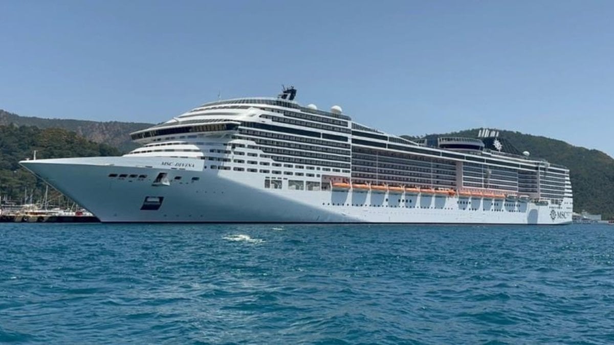 Marmaris’e dev kruvaziyer çıkarması: 5 bin yolcu ile limana yanaştı
