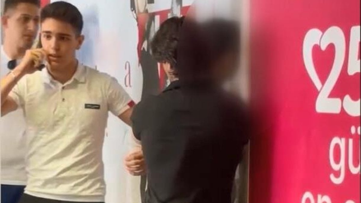 Metrobüste kadınların gizlice fotoğrafını çeken şahsı vatandaşlar yakaladı