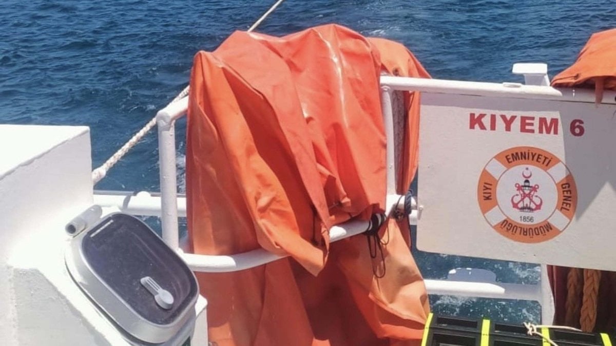 Muğla’da makine arızası nedeniyle sürüklenen tekne kurtarıldı