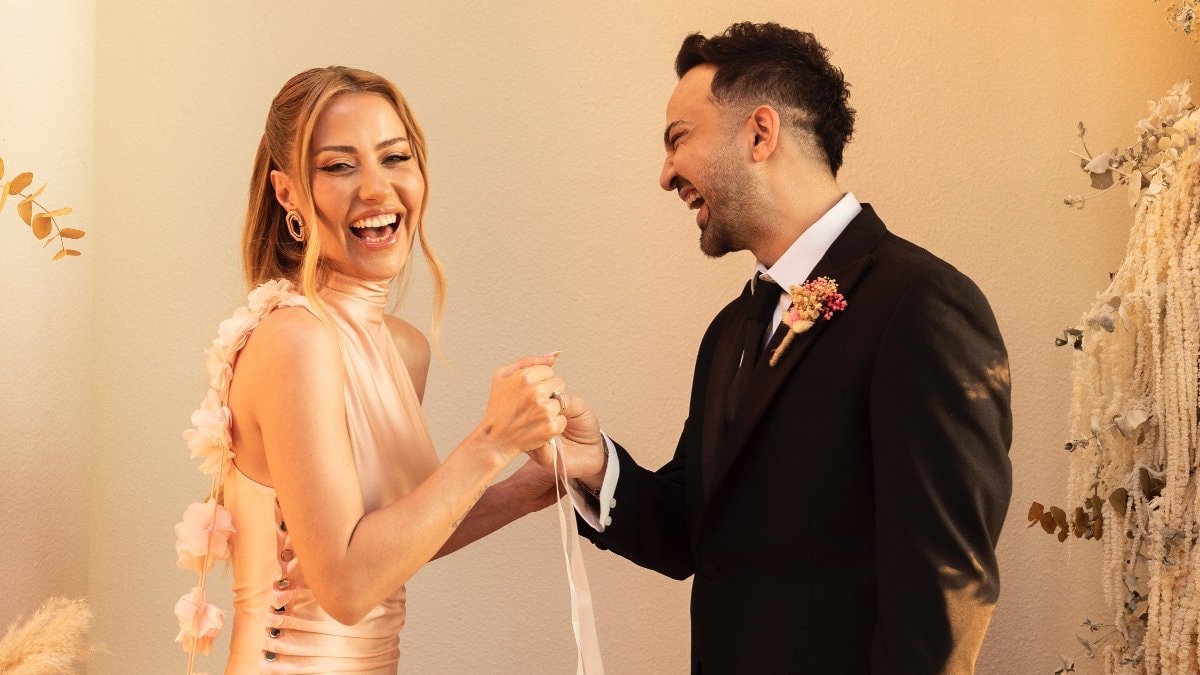 Mutlu gün! Derya Uluğ ile Asil Gök nişanlandı