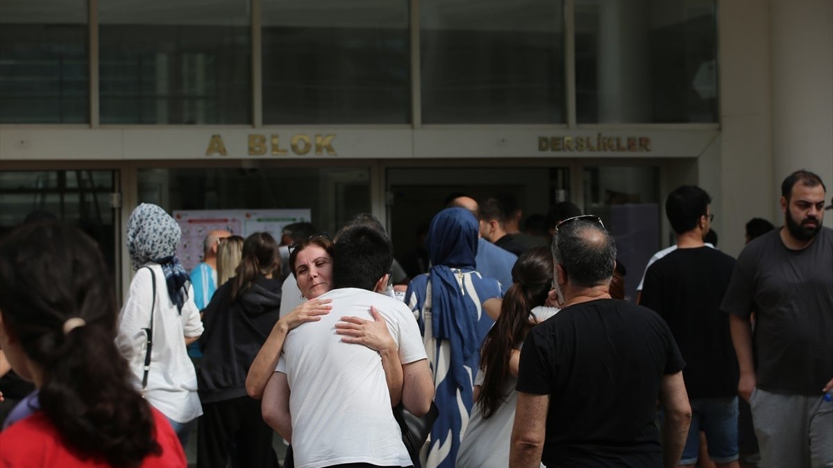Okul önlerinde heyecanlı YKS bekleyişi