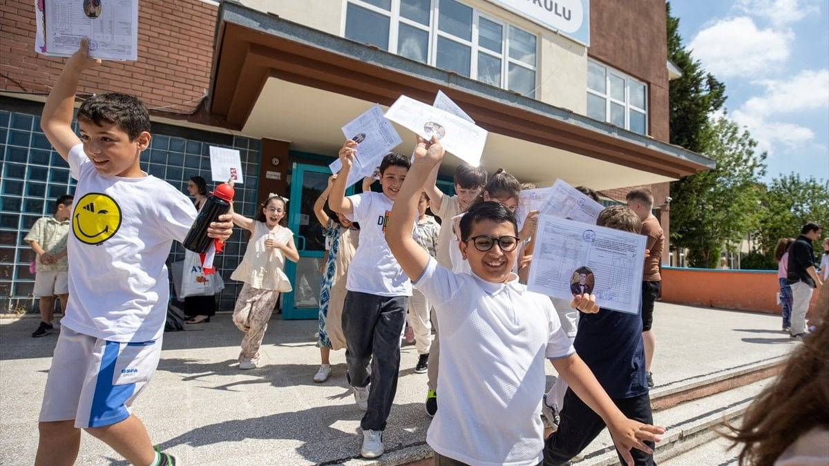 Okullar kapandı, yaz tatili başladı: 18 milyon öğrenci karnesini aldı