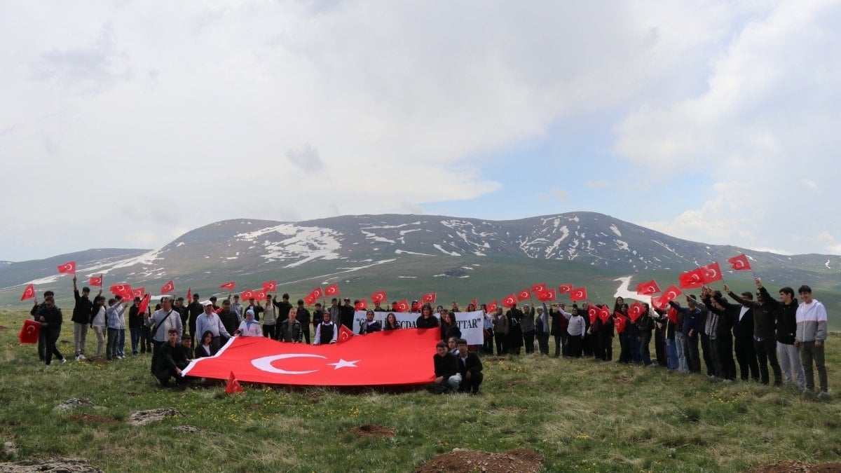 Oltu’da gençler, şehitlerin izinde Allahuekber Dağları’na yürüdü