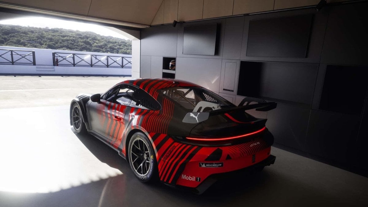 Porsche,  yeni yarış otomobili 911 GT4 R modelini duyurdu.