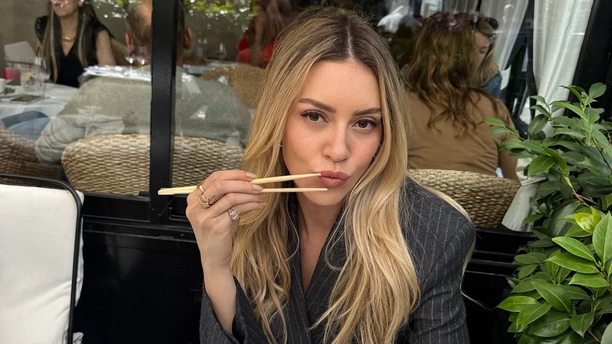 Sinem Kobal Fransa’da! Tarzıyla beğeni topladı