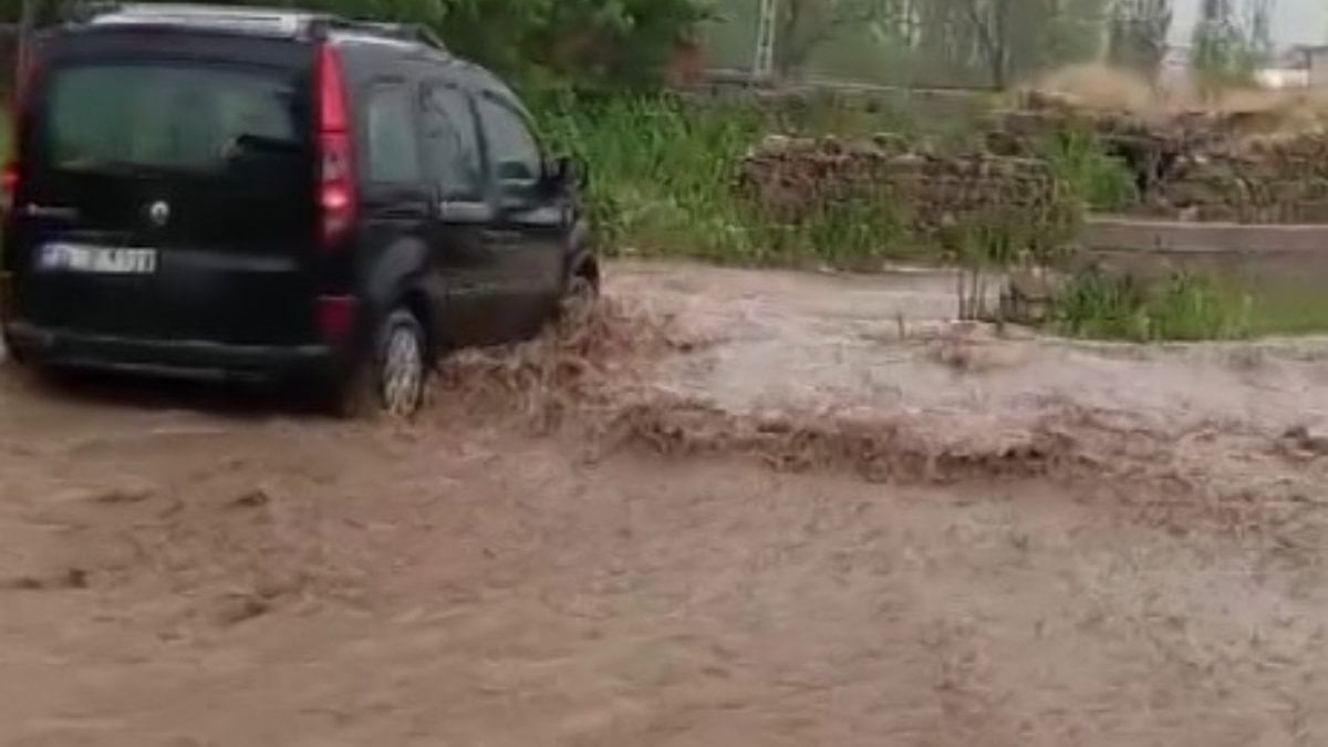 Sivas’ta sağanak ve dolu etkili oldu