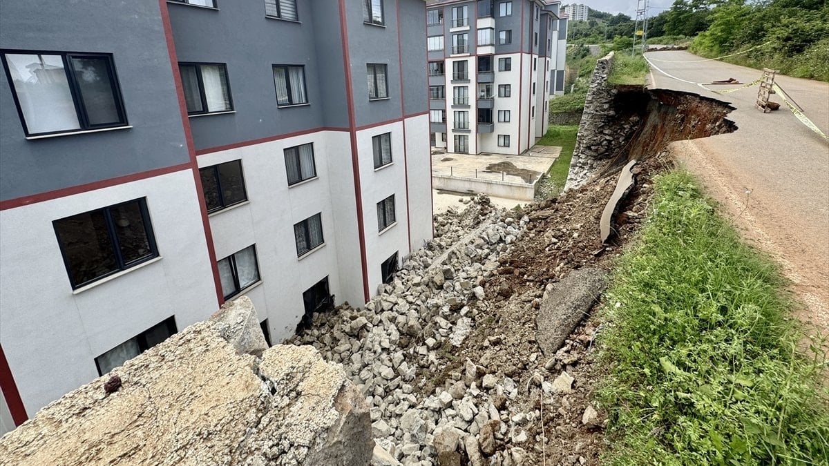 Trabzon’da istinat duvarı çöktü: 2 daire hasar aldı