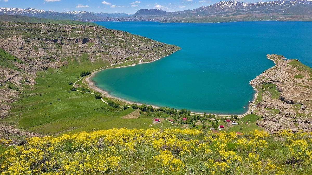 Van Gölü’nün kıyısındaki İncekaya köyü, ziyaretçilerin uğrak noktası