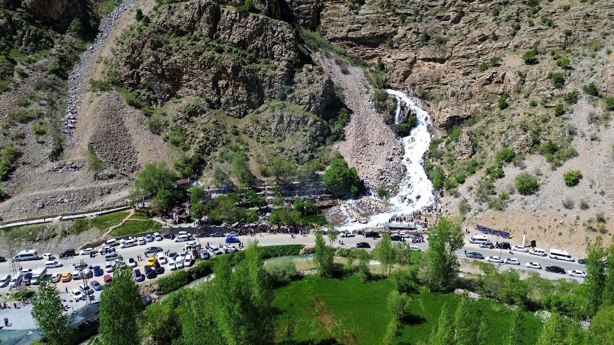 Van Kanispi Şelalesi ziyaretçi akınına uğruyor