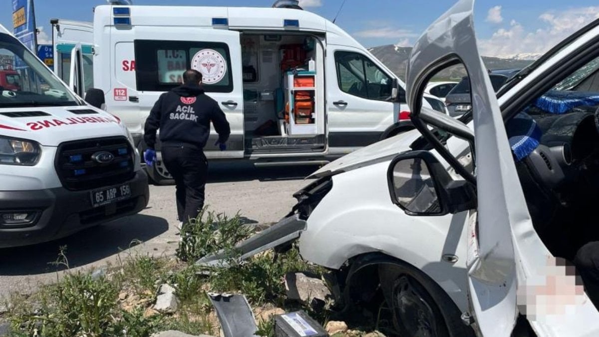 Van’da iki otomobil çarpıştı: 4 ölü 2 yaralı