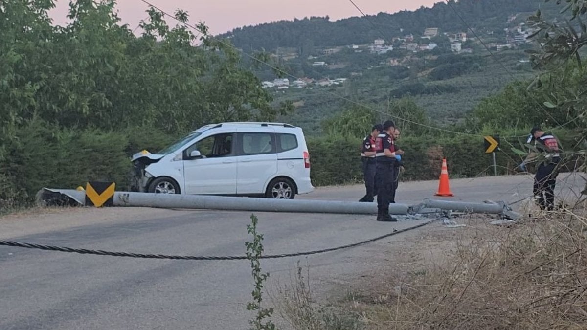 Bursa’da elektrik direğine çarpan sürücüye yardım etmek isteyen kişi akıma kapılarak can verdi