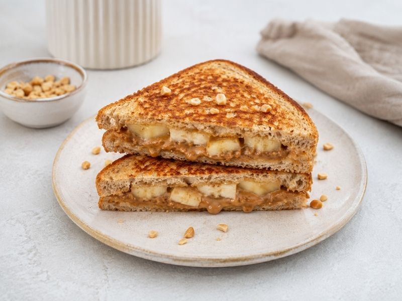 Çıtır Lezzetiyle Muzlu Yer Fıstıklı Tost Tarifi