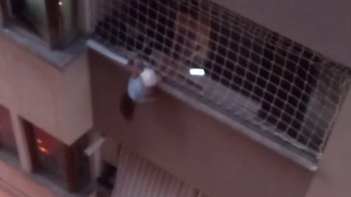 Denizli’de korku dolu anlar: Çocuk düşmesin diye dakikalarca tuttu