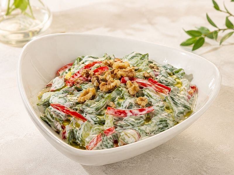 Köz Biberli Yoğurtlu Semizotu Salatası Tarifi