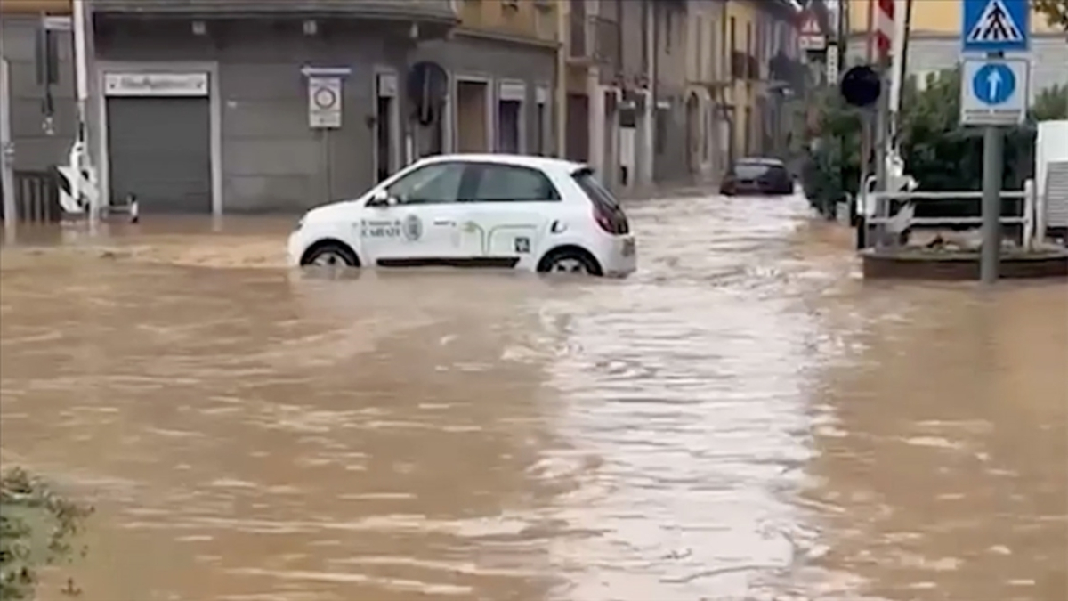 İtalya’yı sel ve fırtına vurdu