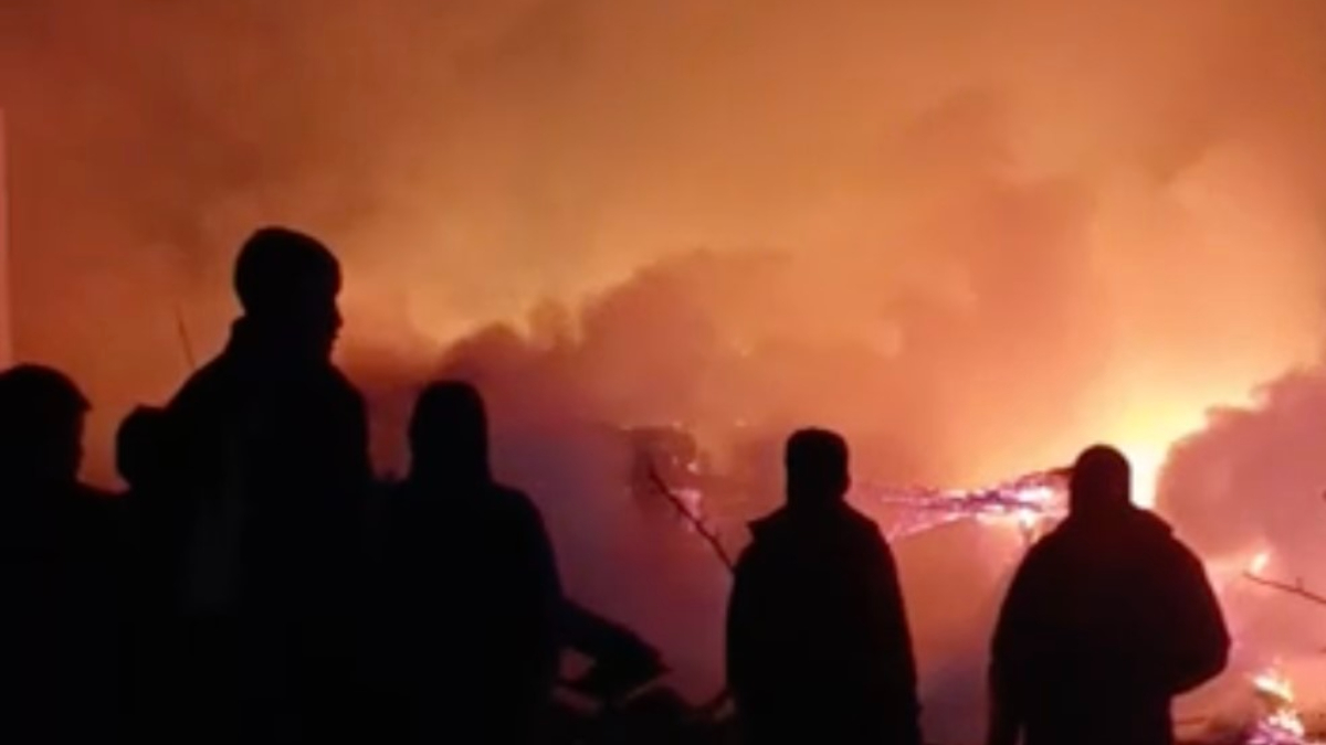 Çorum’da 3 ev alevlere teslim oldu