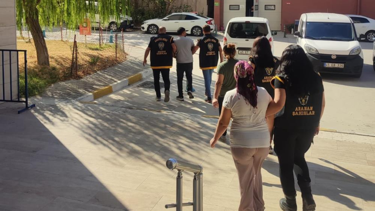 2’si kadın 3 firari Manisa’da aynı evde yakalandı