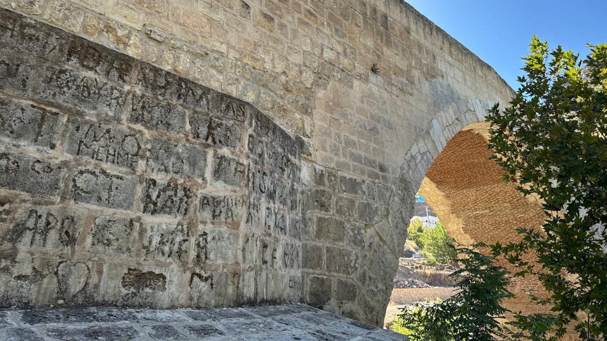 9 asırlık Haburman Köprüsü’nde tarihi dokuya zarar