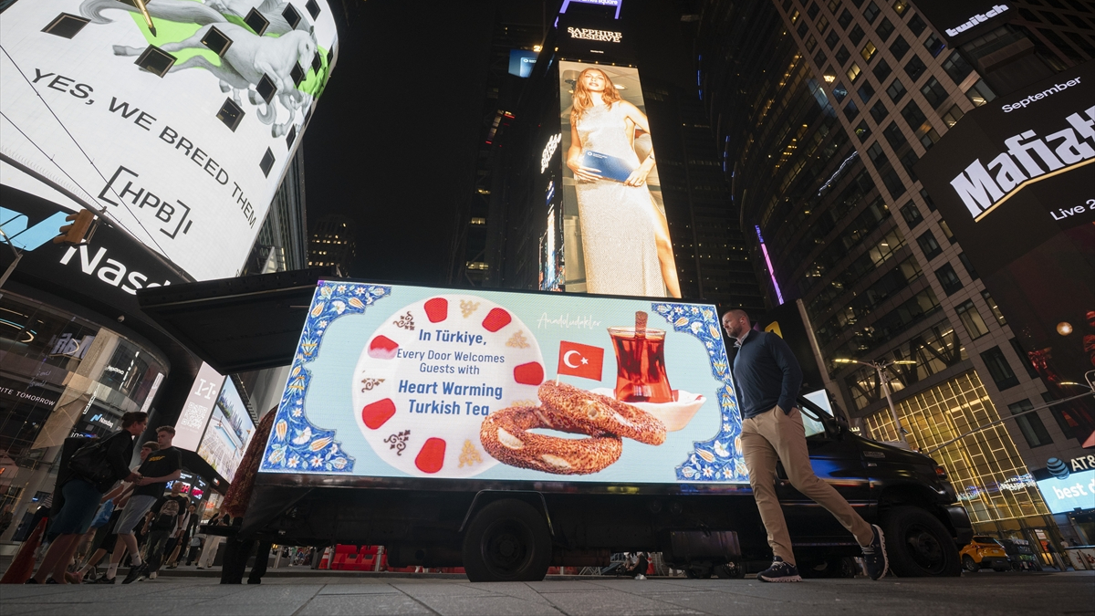 ABD’nin Times Meydanı’nda Türk çayı ve simit dağıtıldı