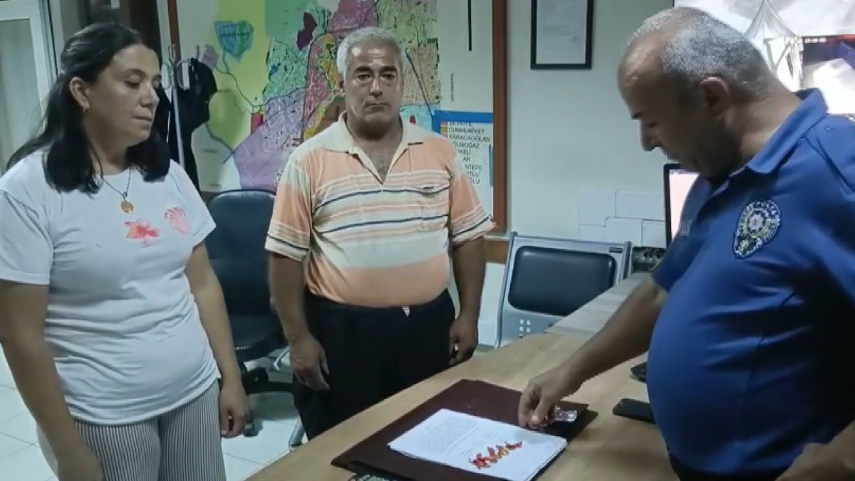 Adana’da hamallık yapan 3 çocuk babası, bulduğu altınları polise teslim etti