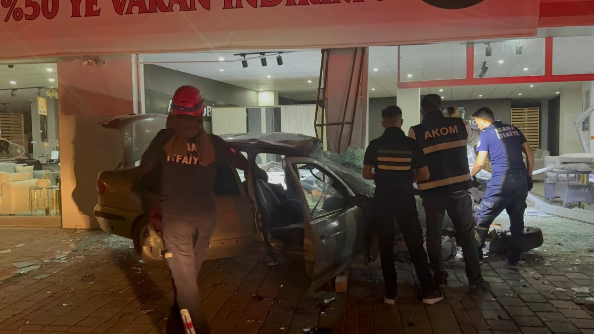 Adana’da kontrolden çıkan otomobil mobilya dükkanına daldı