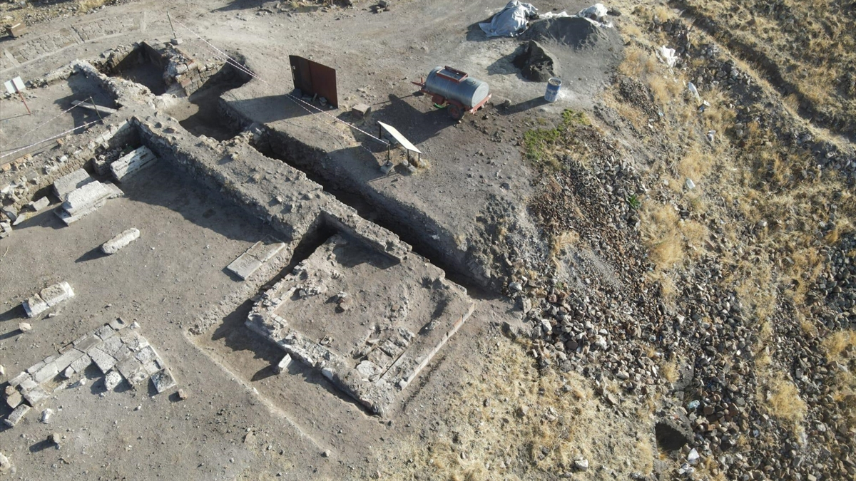 Ani’de tarihi keşif: Yeni bir Selçuklu kümbeti ortaya çıkarıldı