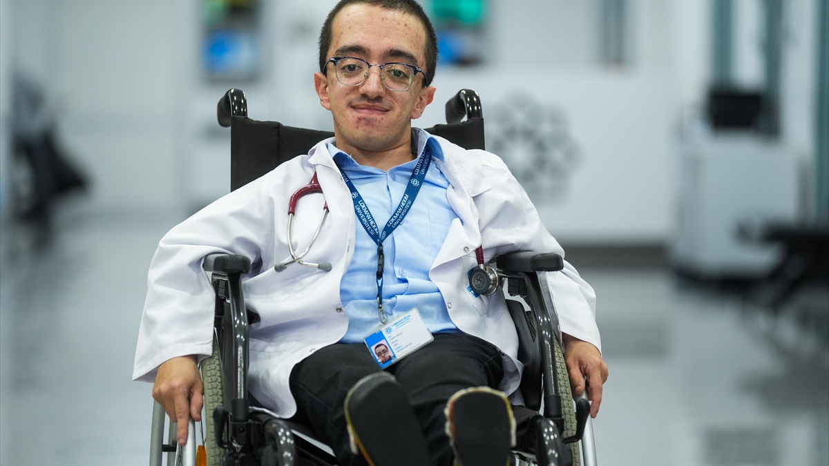 Ankara’da cam kemik hastalığıyla büyüyen Hamza’nın ‘doktorluk’ hayali gerçek oldu