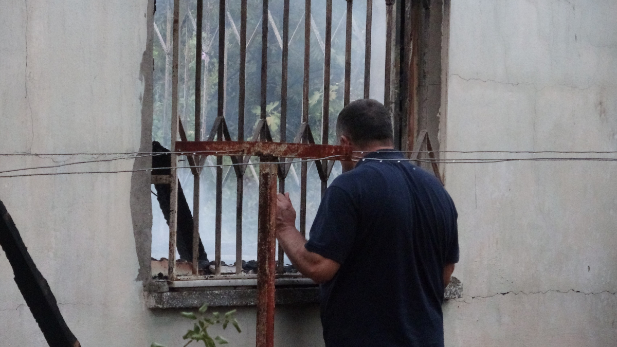 Antalya’da 13 yaşındaki kızını yangından kurtardı, evinin yanışını izledi