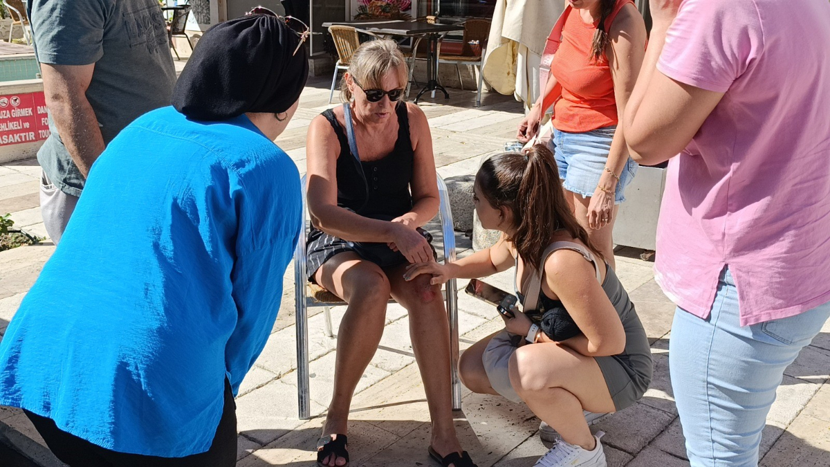 Antalya’da genç sürücü yaya geçidinde çarptığı kadının bir an olsun yanından ayrılmadı