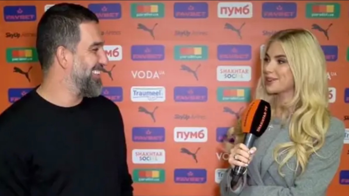 Arda Turan göz teması kurmadığı muhabire bu kez gülümsedi