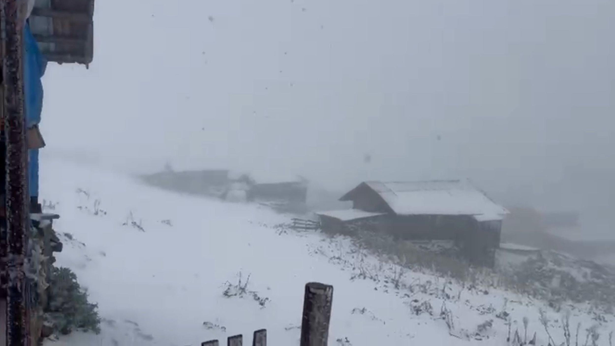 Ardahan’ın yüksek kesimlerine kar yağdı