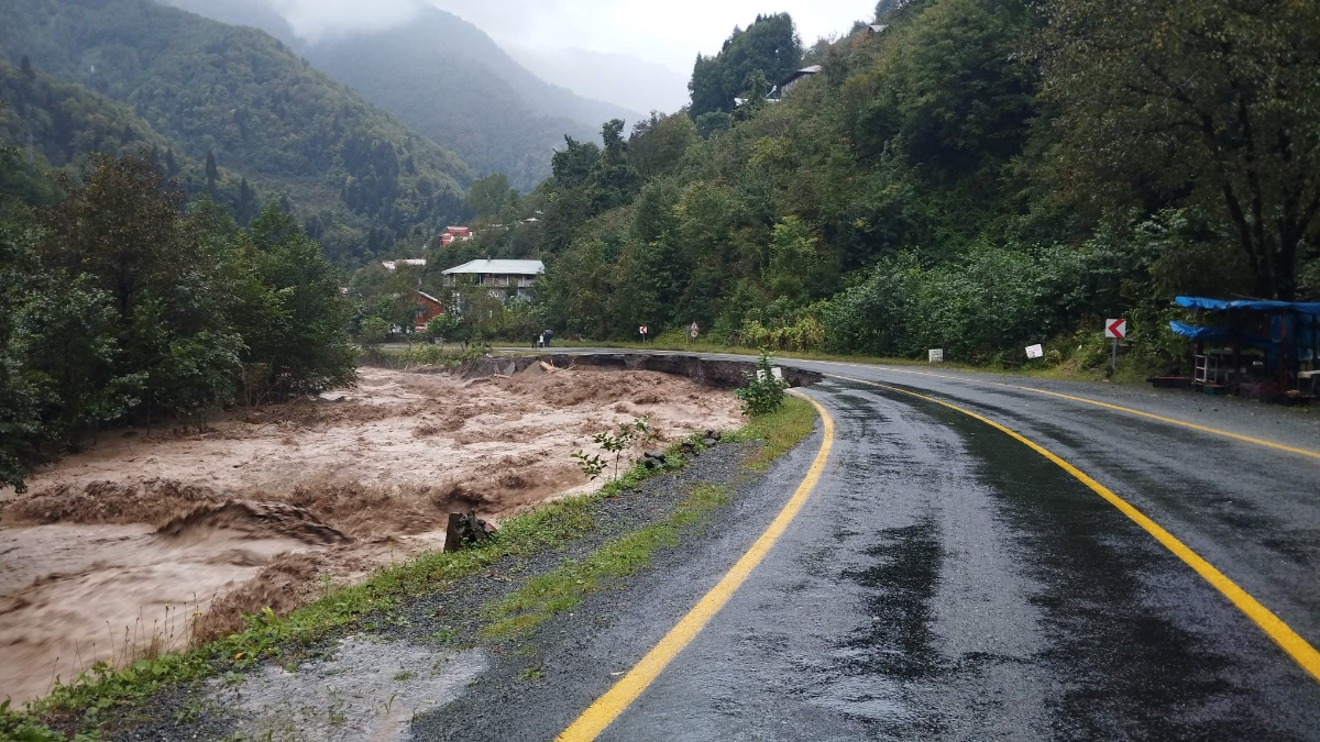 Artvin’de sağanak yağış hayatı felç etti