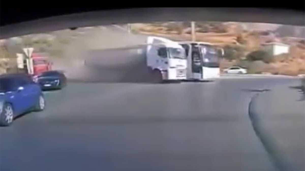 Aydın’da freni tutmayan tırın otobüse çarptığı anlar kamerada