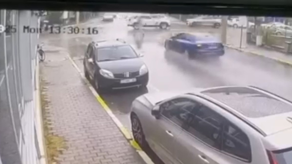 Balıkesir’de polisin ‘dur’ ihtarına uymadı: Önce yayalara, ardından araçlara çarptı