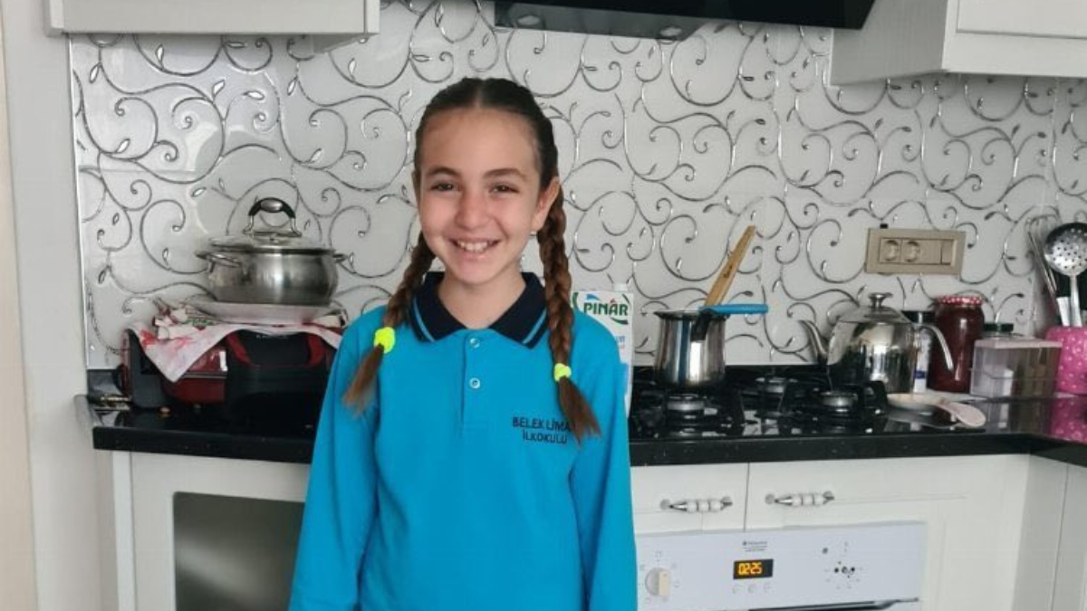 Başıboş sokak köpeklerinin öldürdüğü Mahra’nın mezarına mama bıraktılar