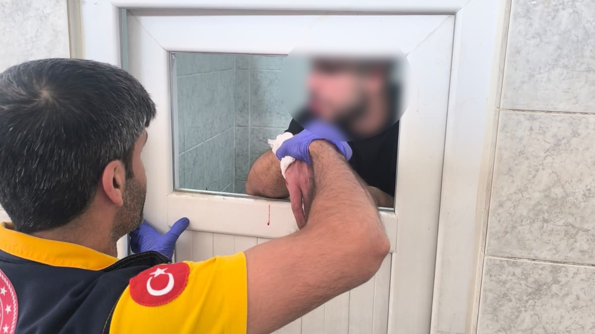 Batman’da madde krizine giren şahıs caminin tuvalet camına zarar verdi