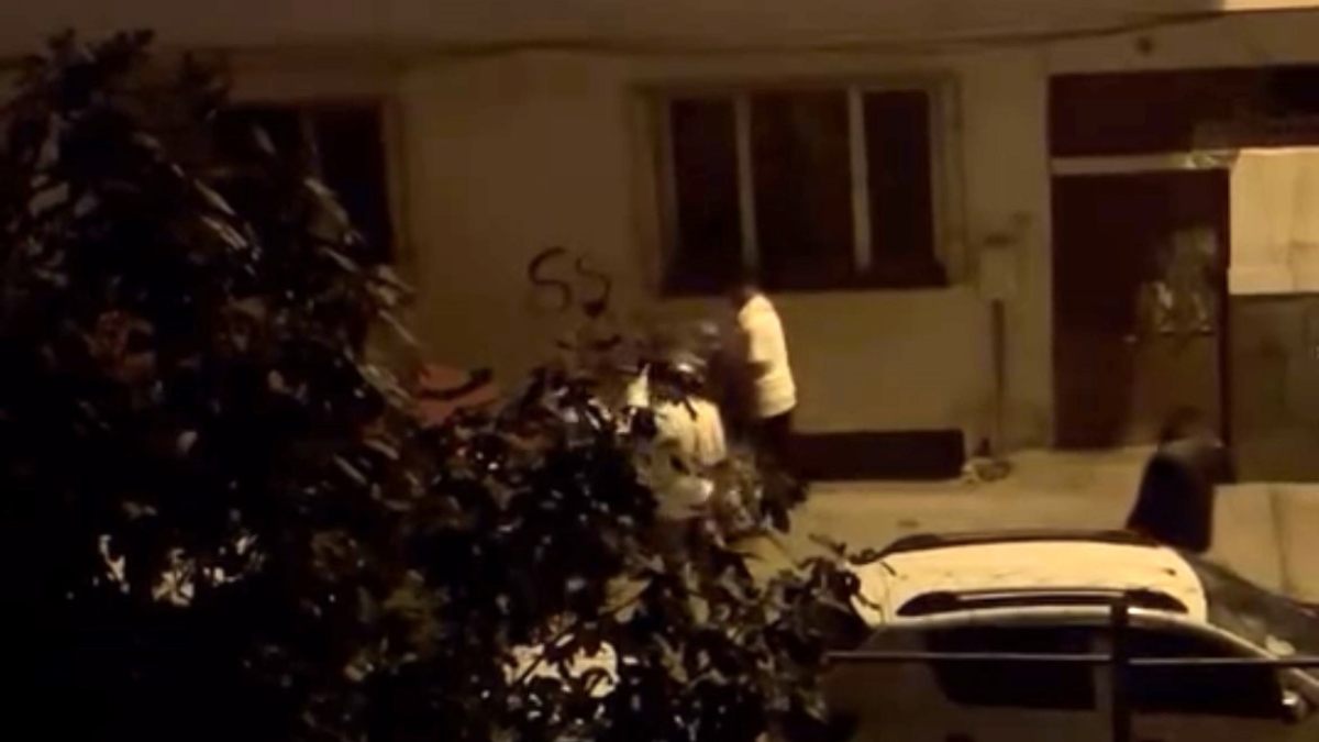 Bursa’da gençler sokak ortasında tekme tokat birbirine girdi