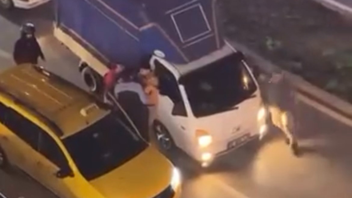 Bursa’da iki sürücü kavgaya tutuştu: Trafik kilitlendi